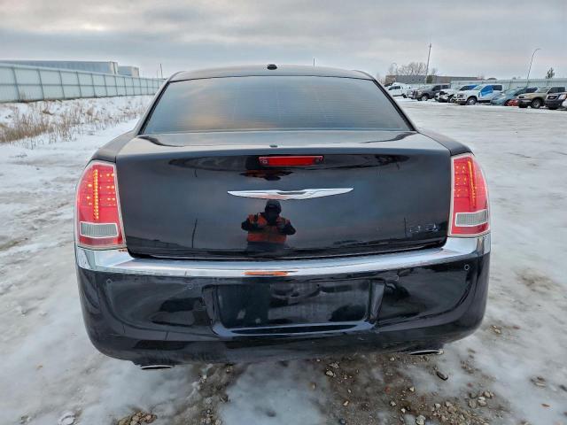 Chrysler 300 Limited Image 11