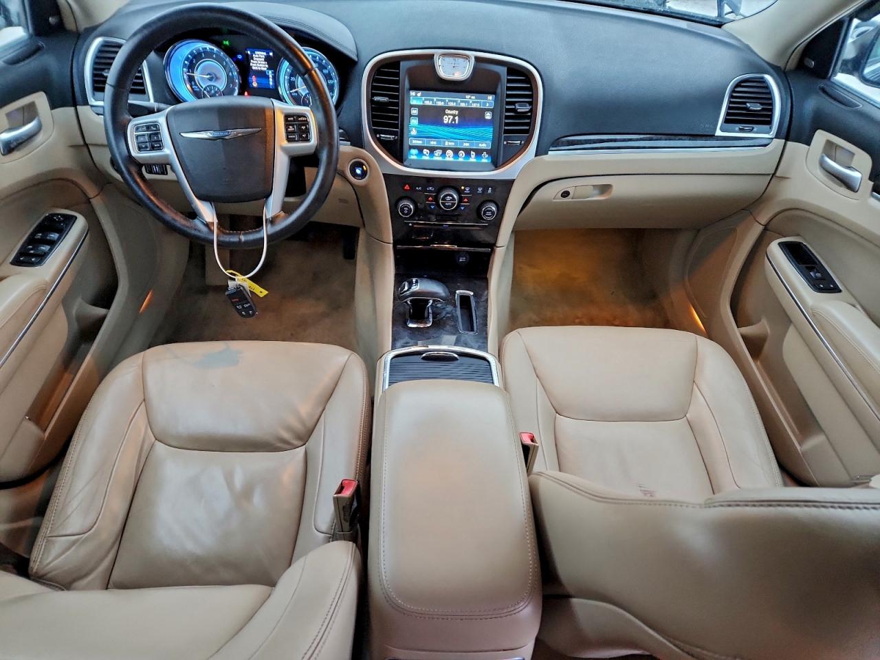 Chrysler 300 Limited Image 10