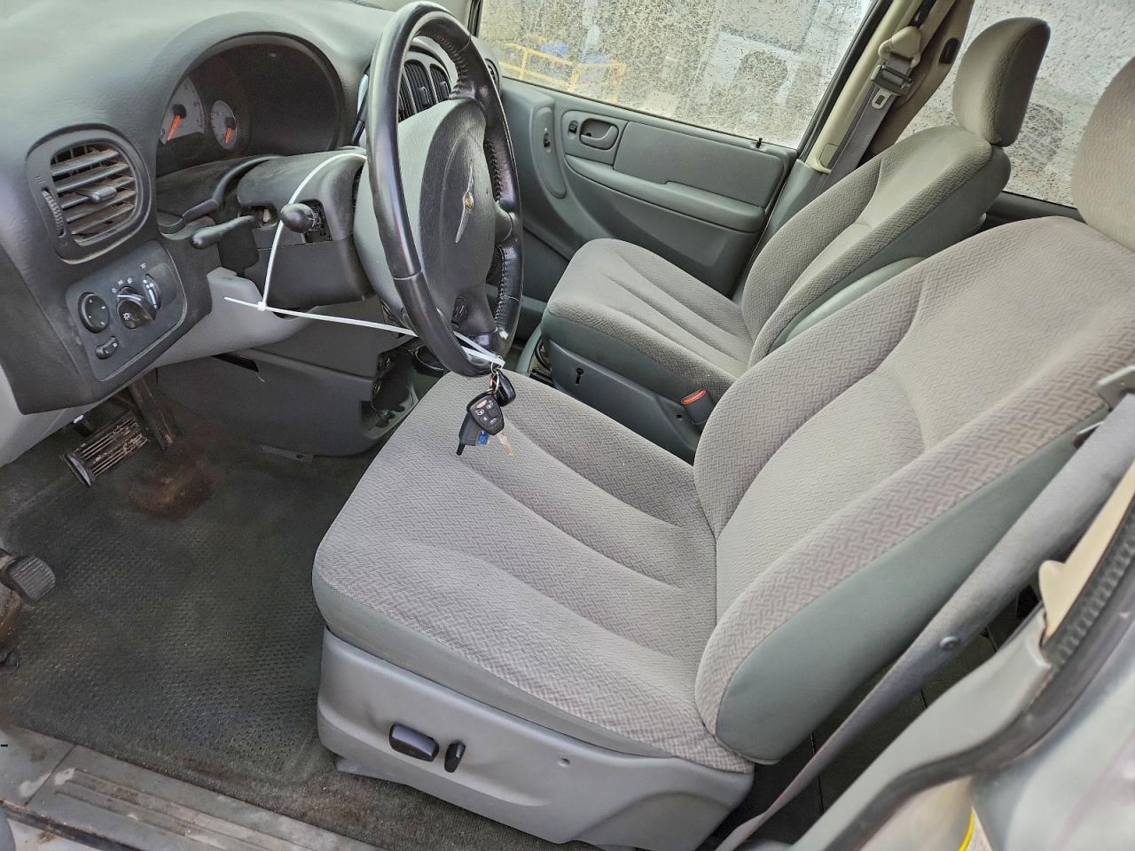 Chrysler Minivan Touring Image 4