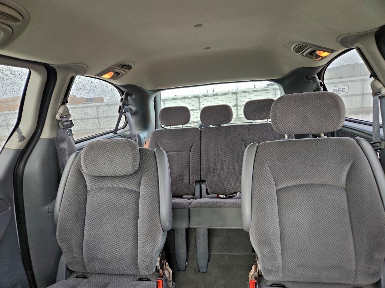 Chrysler Minivan Touring Image 6