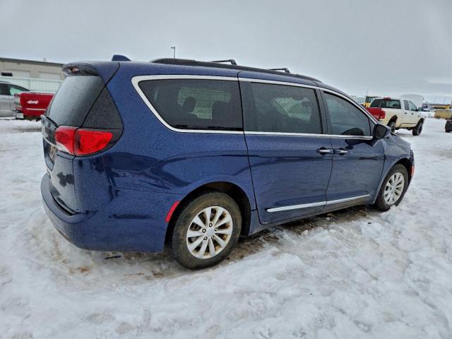 Chrysler Pacifica Touring L Image 2