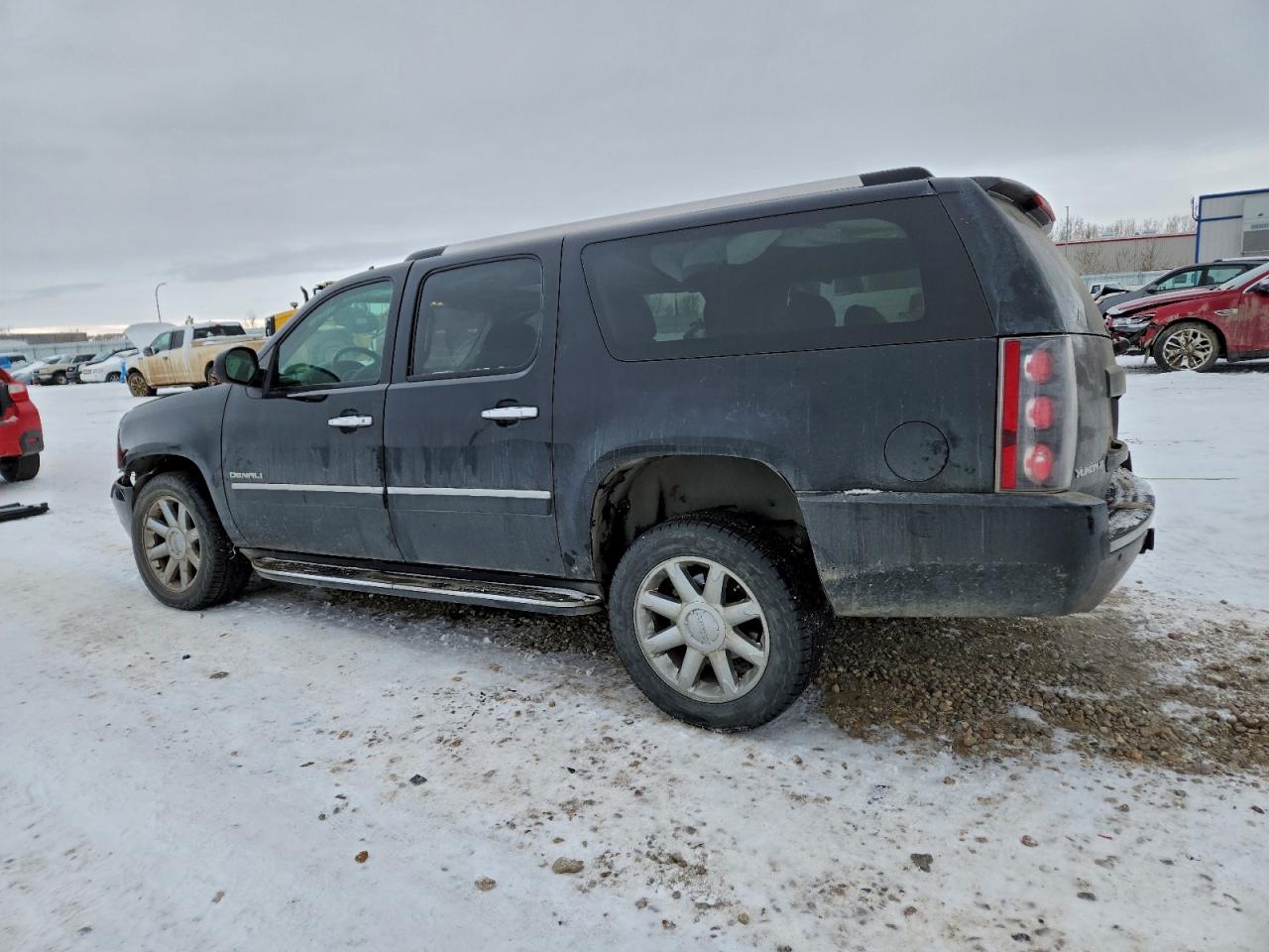 GMC Yukon Denali Image 3