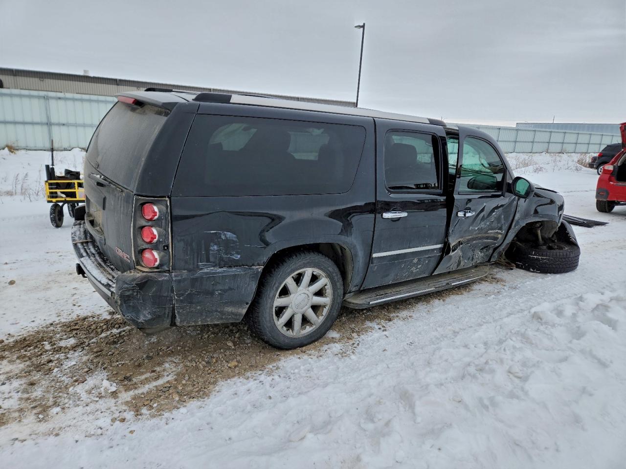 GMC Yukon Denali Image 2