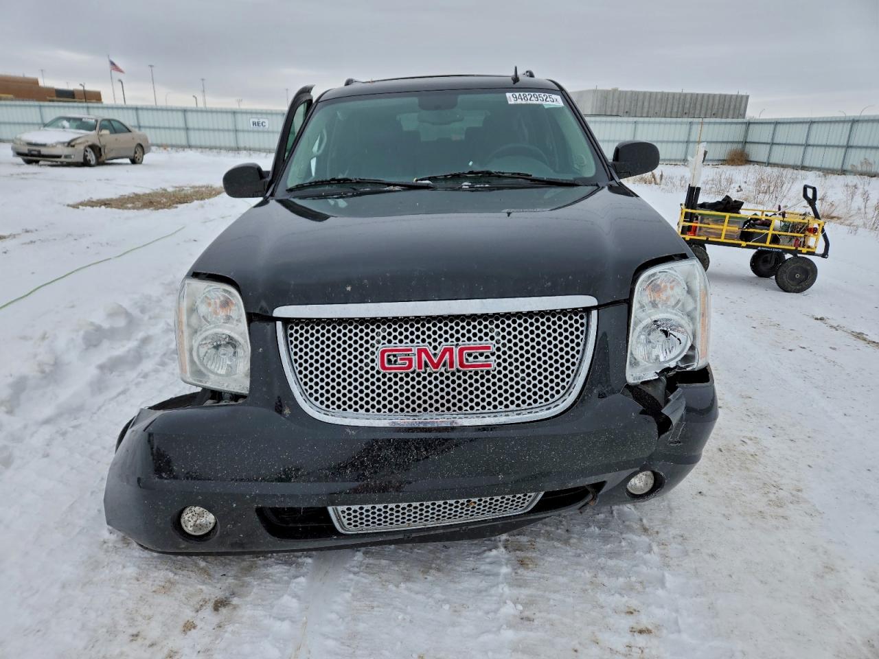 GMC Yukon Denali Image 4