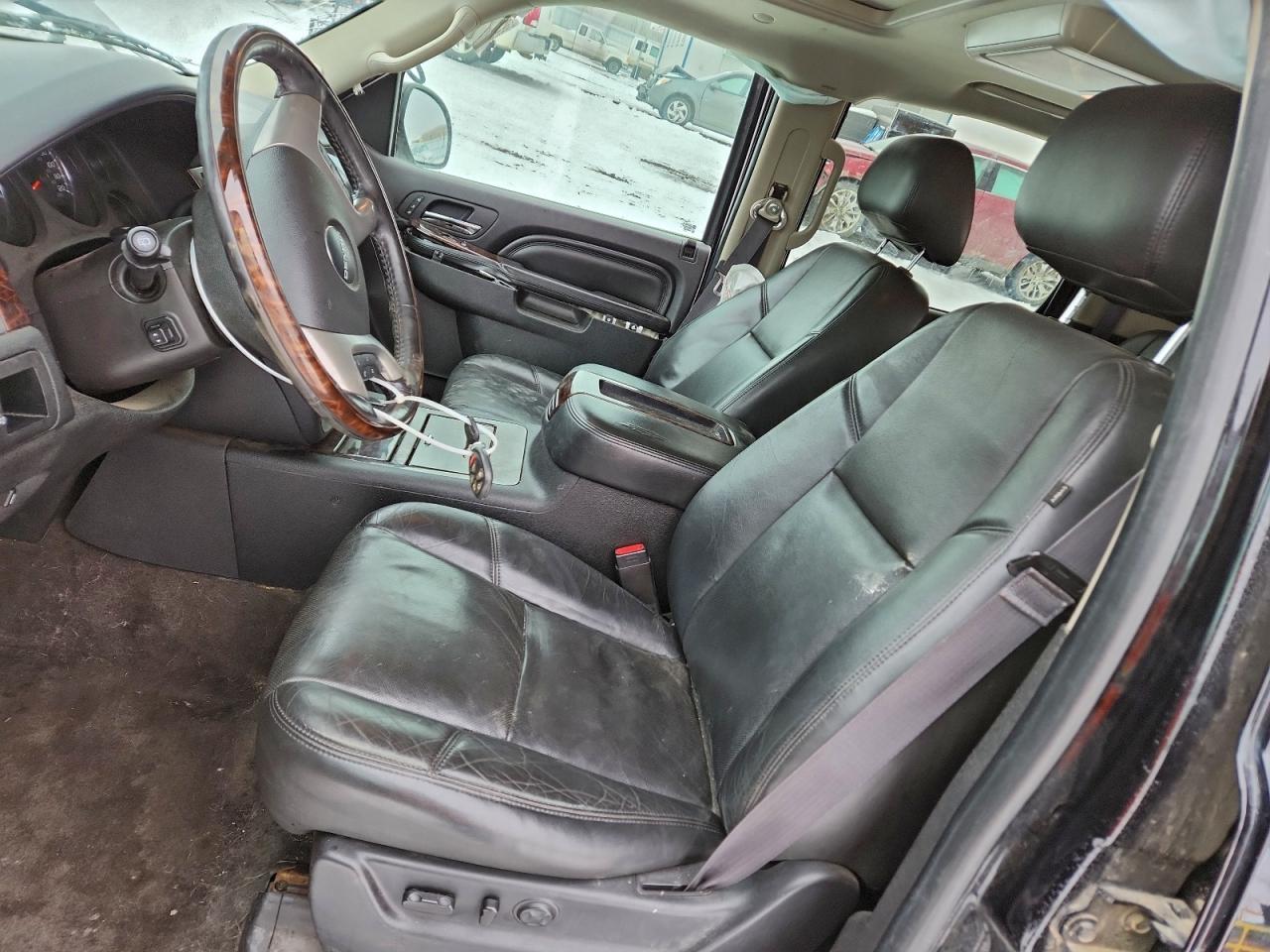 GMC Yukon Denali Image 8