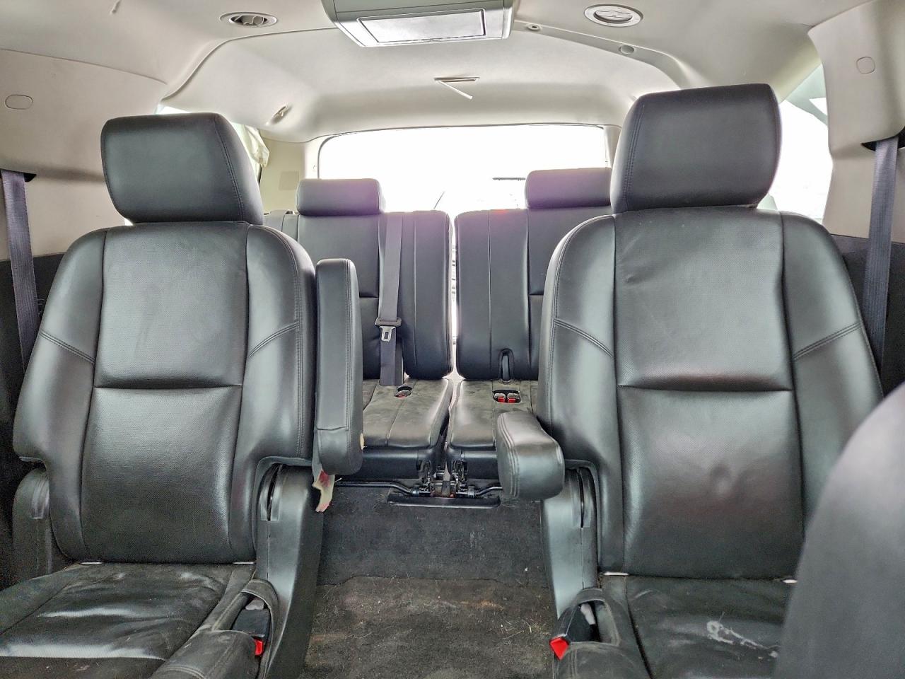 GMC Yukon Denali Image 11