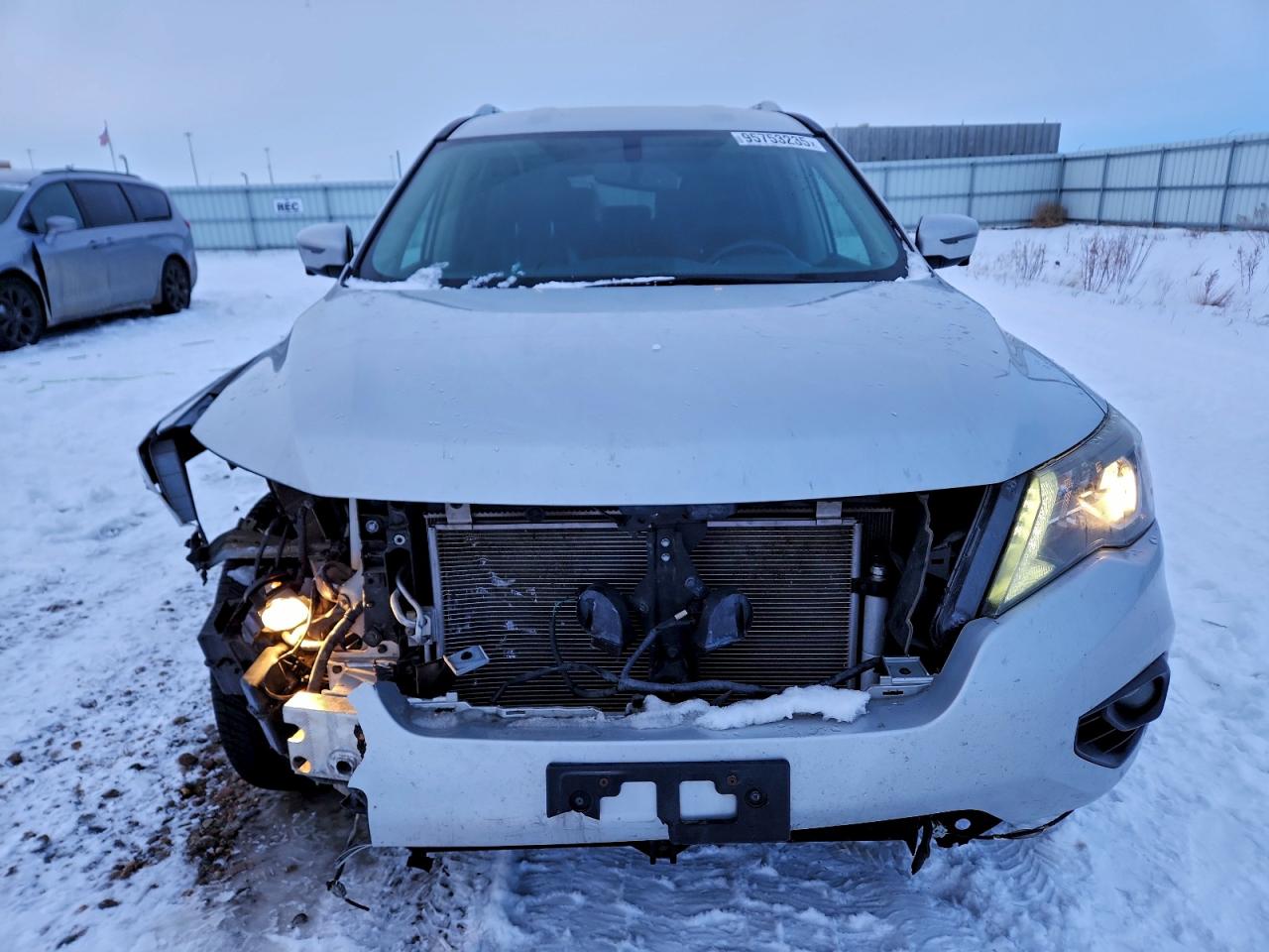 Nissan Pathfinder S Image 3