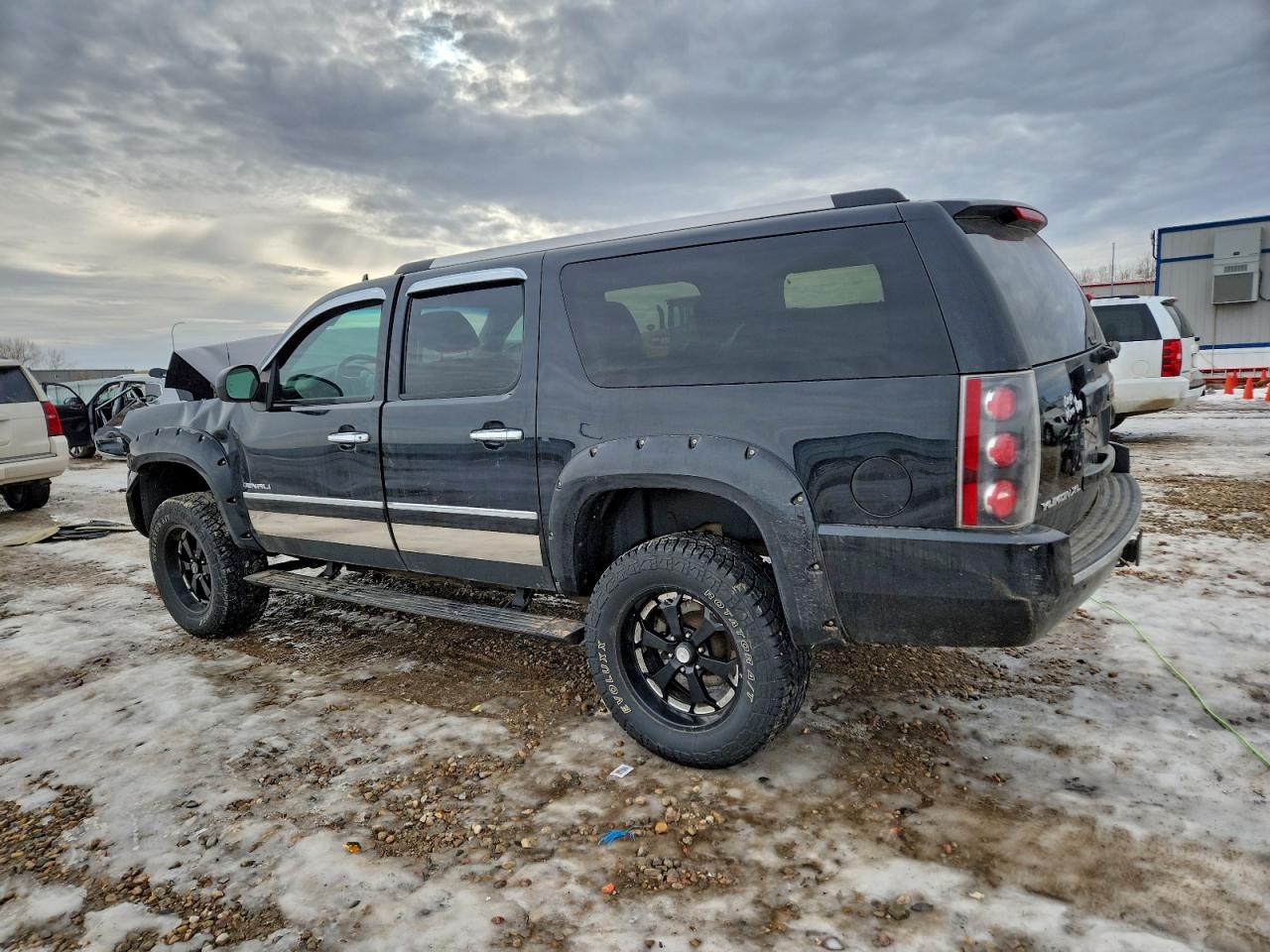 GMC Yukon Denali Image 7