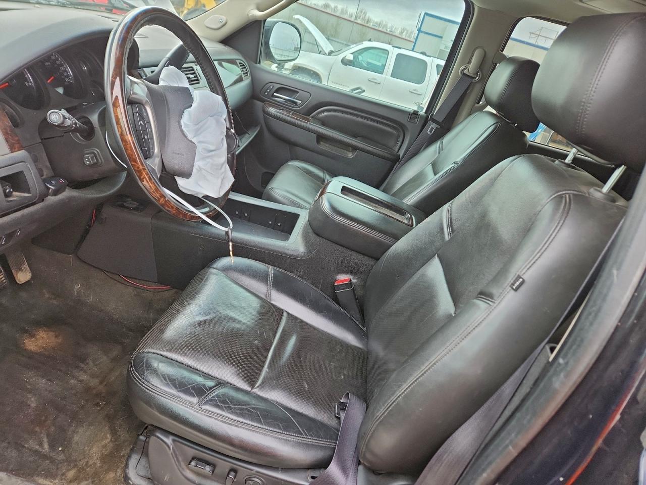 GMC Yukon Denali Image 9