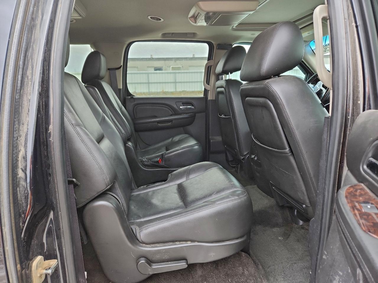 GMC Yukon Denali Image 10