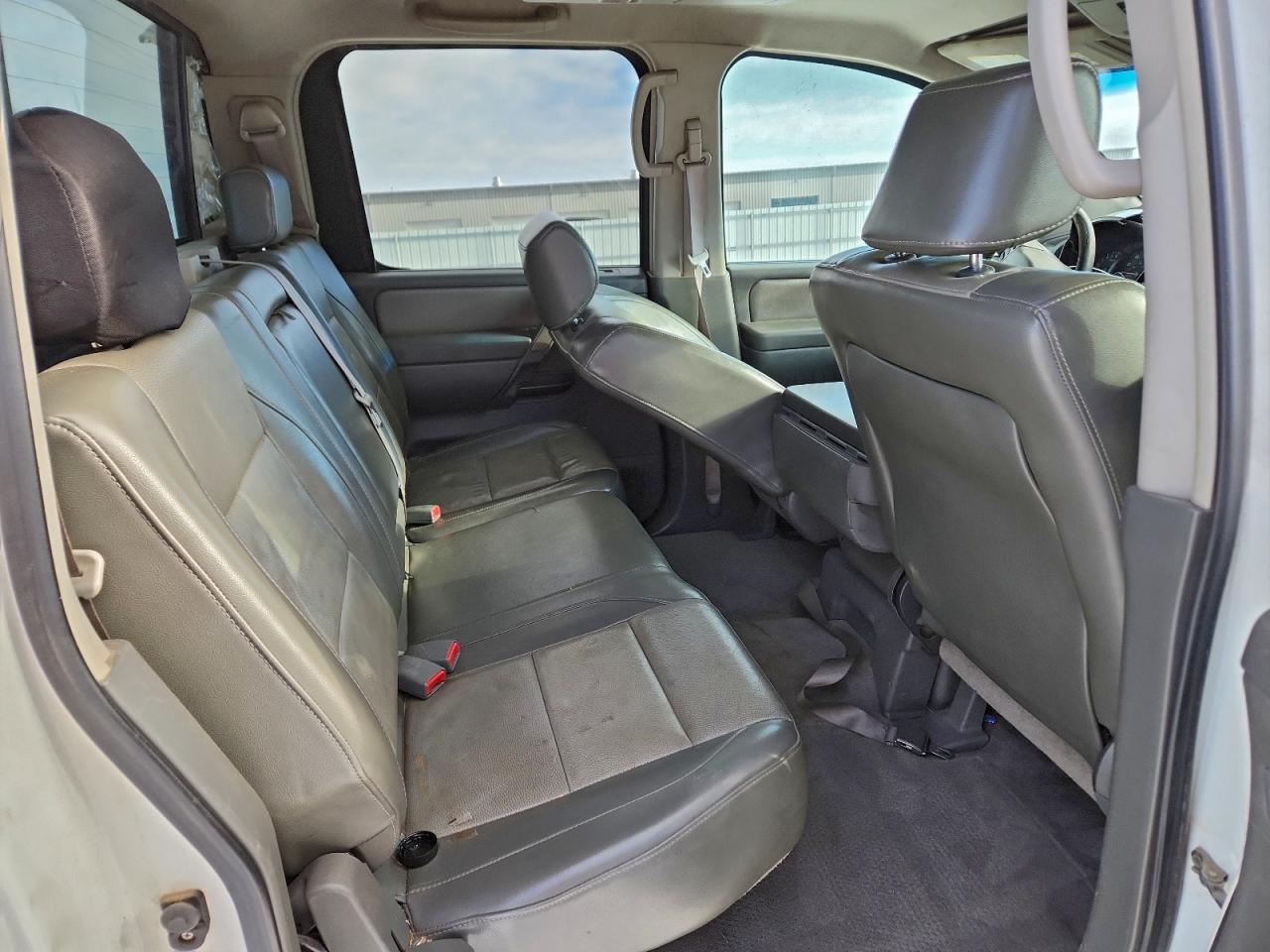 Nissan Titan Xe Image 9