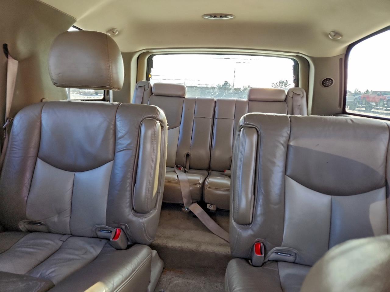 GMC Yukon Denali Image 8