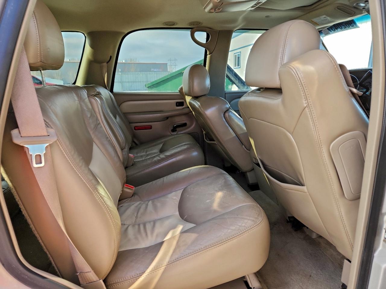 GMC Yukon Denali Image 10